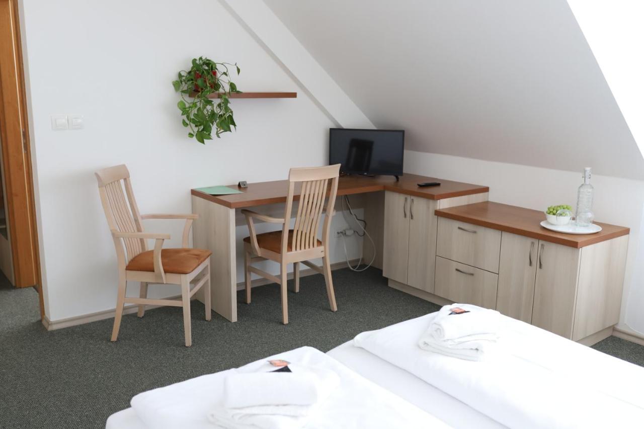 Tisnovska Rychta Hotel Buitenkant foto