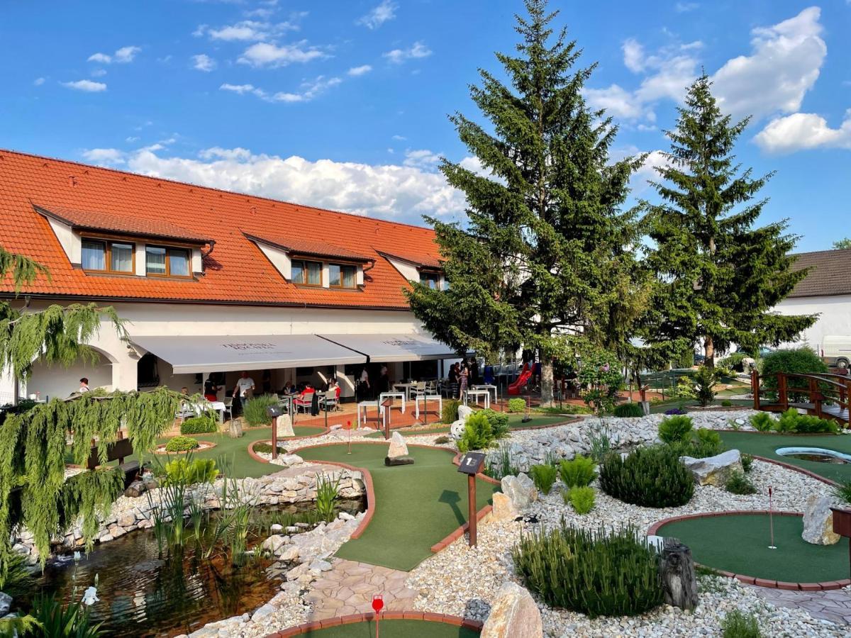 Tisnovska Rychta Hotel Buitenkant foto
