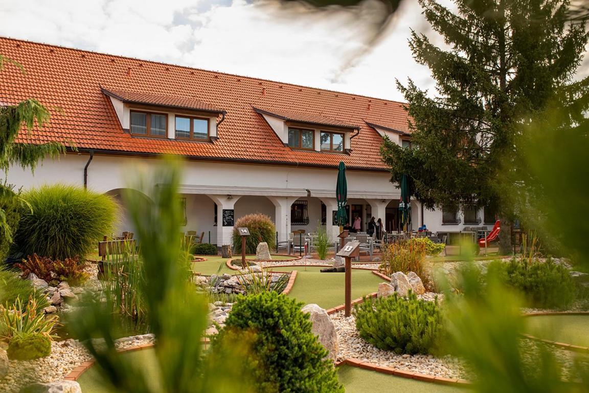 Tisnovska Rychta Hotel Buitenkant foto